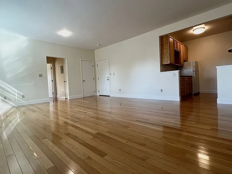 655 40th St #202 — Photo 2