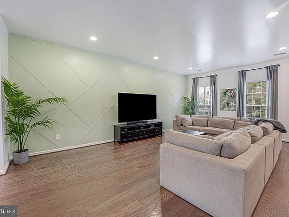 5th image of 821 Basswood Dr