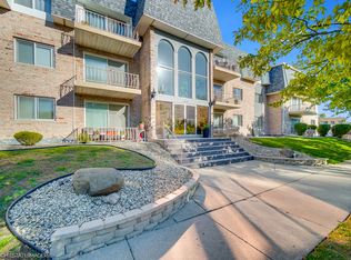 18855 Burnham Ave APT 234, Lansing, IL 60438