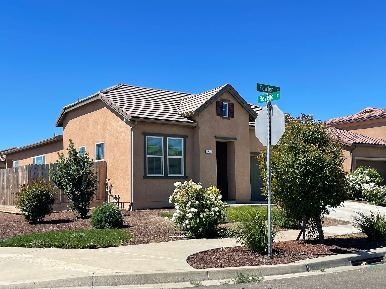 4 bed, 1617 sqft, $2,400 — Photo 2