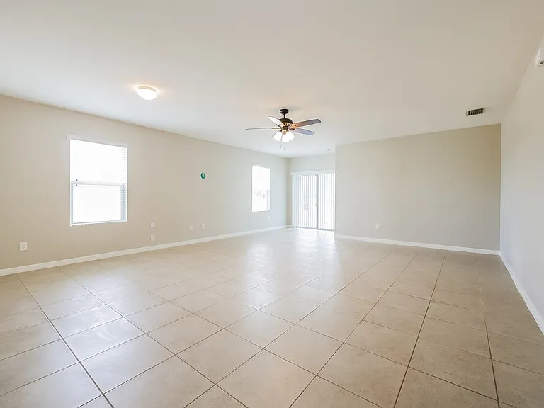 627 SW 27th Ter — Photo 5