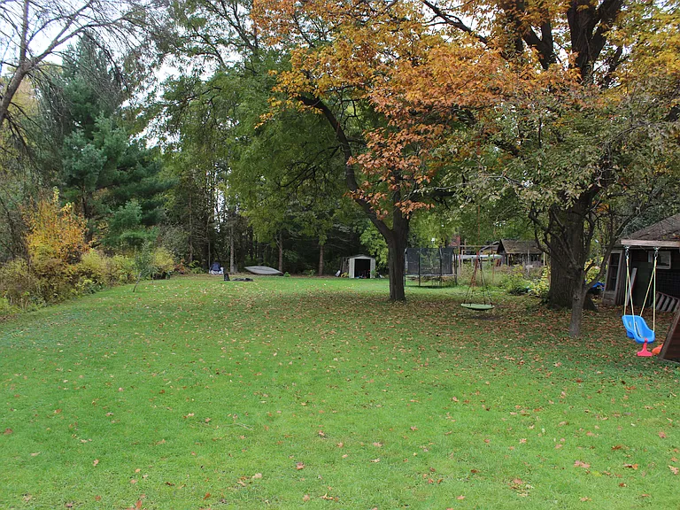 1738 Ryan Ave W — Photo 22