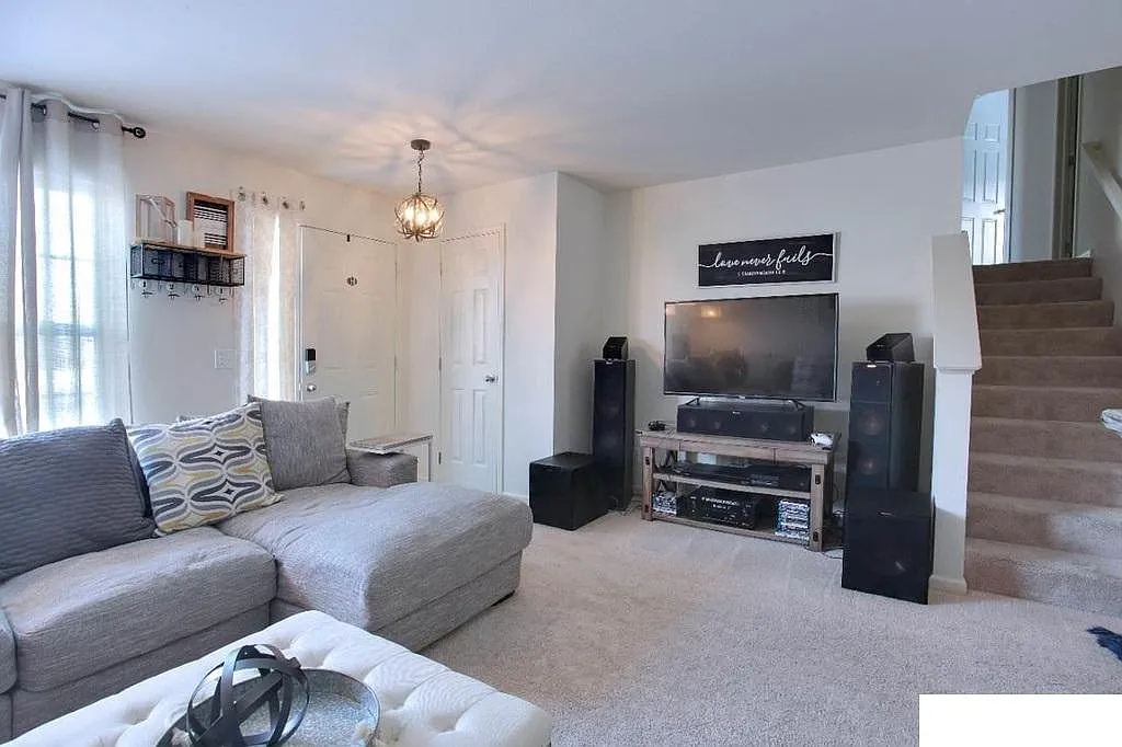 3 bed, 1864 sqft, $2,200 — Photo 2