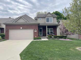 1243 Cambridge Cir, Waterford, MI 48327