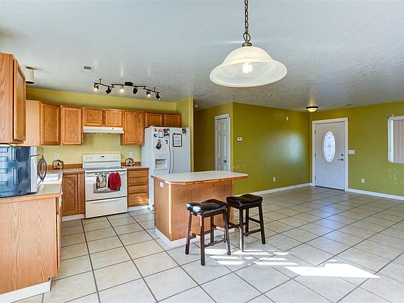 3rd image of 627 N Cedar Ave