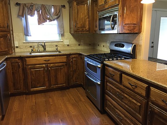 4th image of 214 N Parker Ln