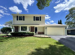 1513 Greenway Ter, Waukesha, WI 53186