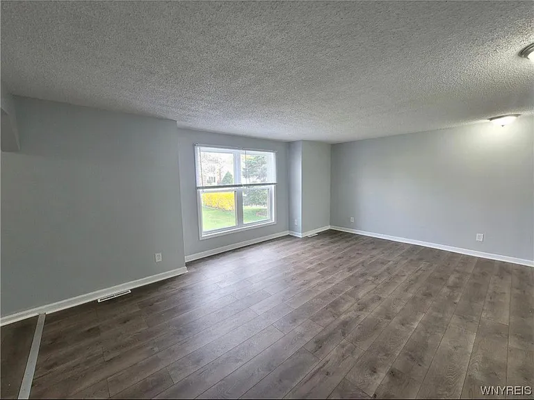 48 Taverly Dr — Photo 6
