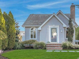 212 White Rd, Mineola, NY 11501