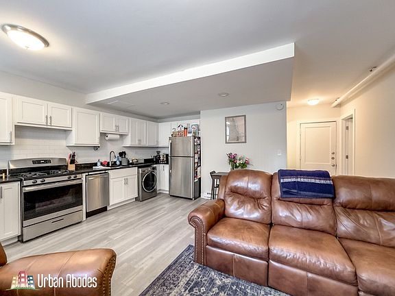 3rd image of 732 W Roscoe St