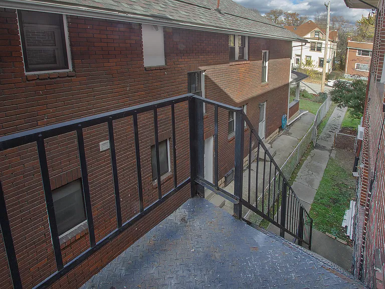 414 Franklin Ave #2R — Photo 11
