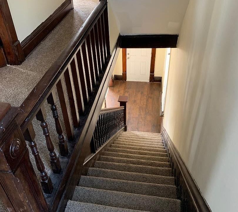 1st image of 832 E 5th Ave