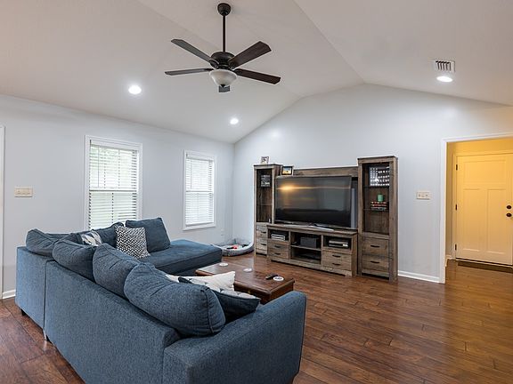4th image of 4470 Country Oak Dr