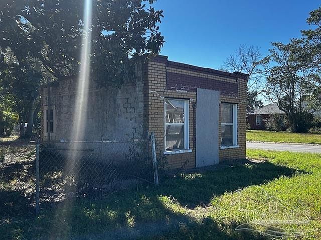 2nd image of 1015 W Intendencia St