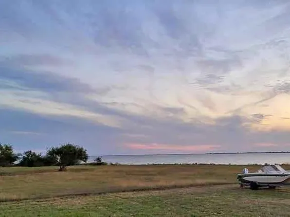 510 Porpoise Dr, Palacios, TX 77465