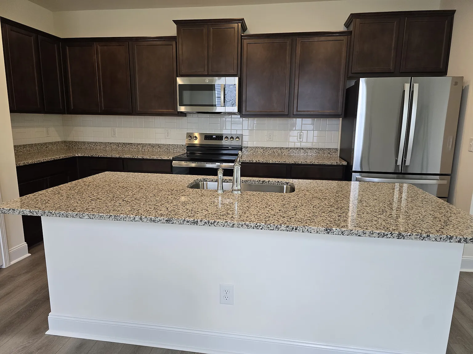 4 bed, 2.5 bath, 2204 sqft, $2,300 — Photo 4