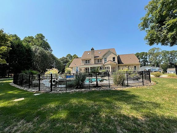 2nd image of 130 Lynn Cove Ln