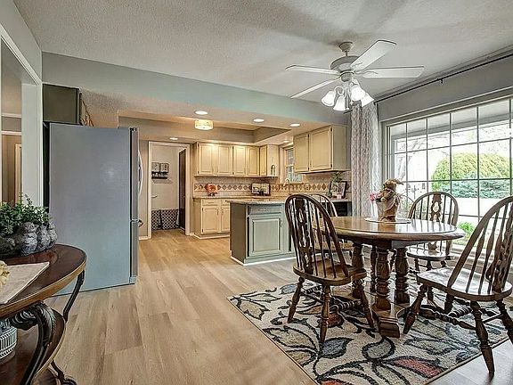 Open dining room/kitchen
