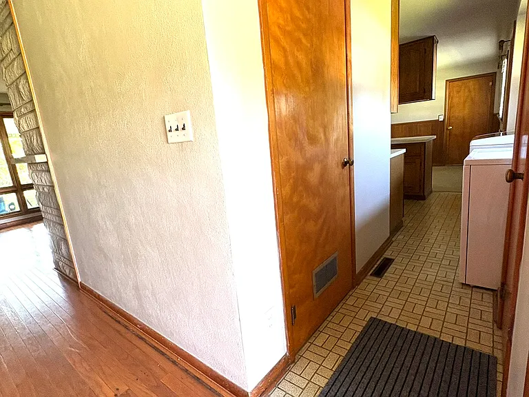 N Hillsdale Dr — Photo 5