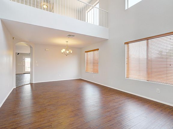 4th image of 2827 E Charlotte Dr