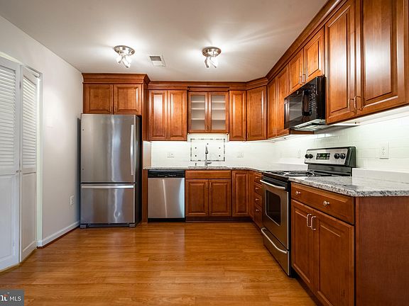 5th image of 1121 N Stafford St