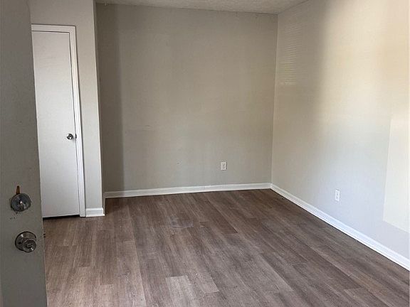 5th image of 276 N Windsor Dr