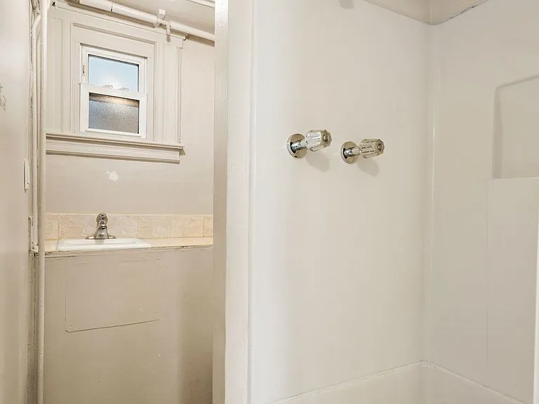 520 Schuyler Ave #1 — Photo 6