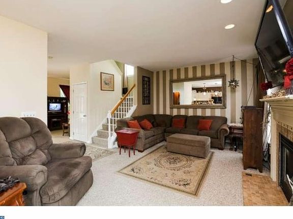 4th image of 372 Autumn Hill Dr