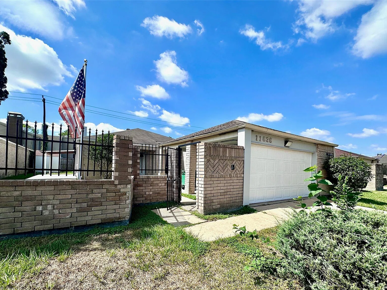 3 bed, 2.0 bath, 1839 sqft, $1,800 — Photo 2