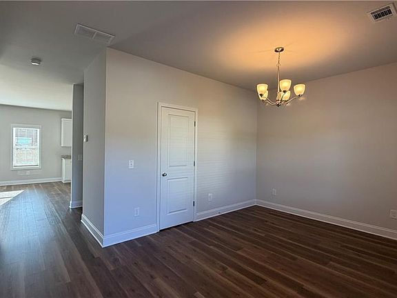 4th image of 204 Strawberry Ln