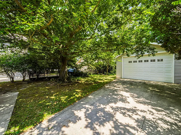 1307 Summit Dr — Photo 27
