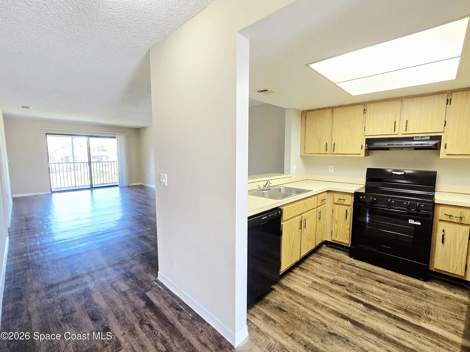 2 bed, 2.0 bath, 996 sqft, $1,400 — Photo 2