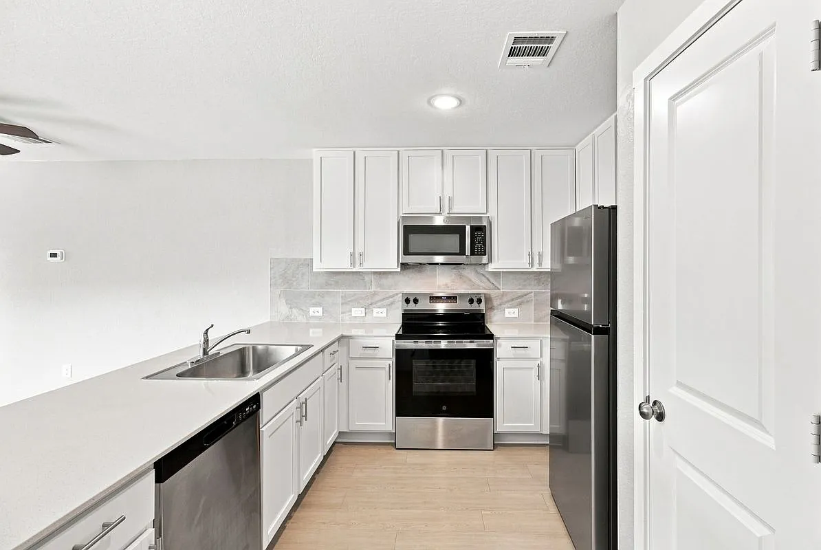 3 bed, 2.0 bath, 1402 sqft, $1,650 — Photo 4