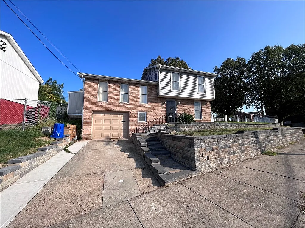 3 bed, 1.5 bath, 1346 sqft, $2,195 — Photo 2