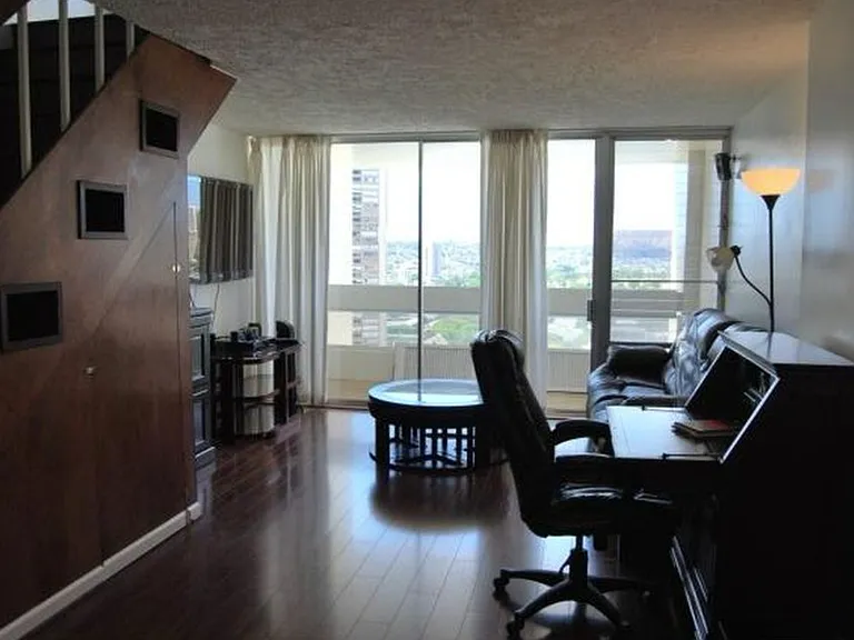 555 University Ave — Photo 5