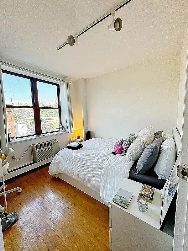 190 East 7th Street — Photo 1