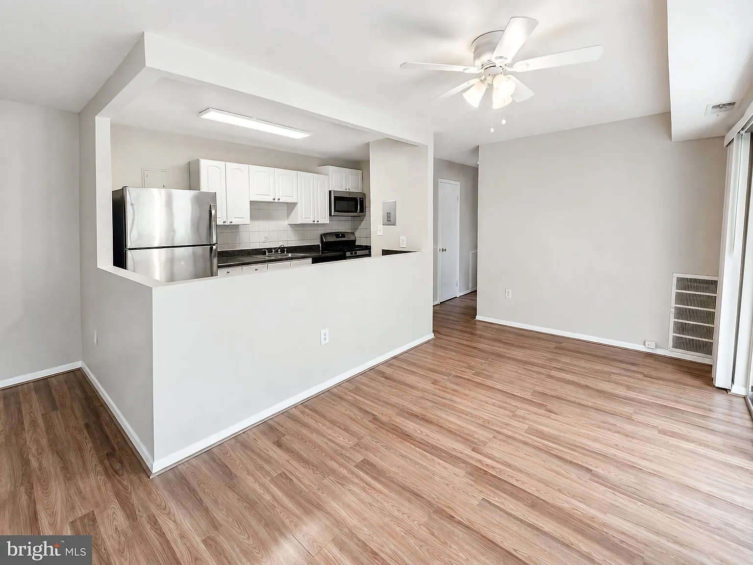 3 bed, 1.5 bath, 1227 sqft, $2,500 — Photo 4