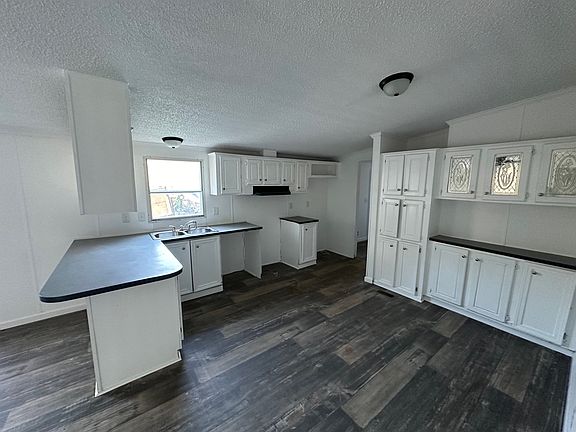 Nice open kitchen with lots of cabinets