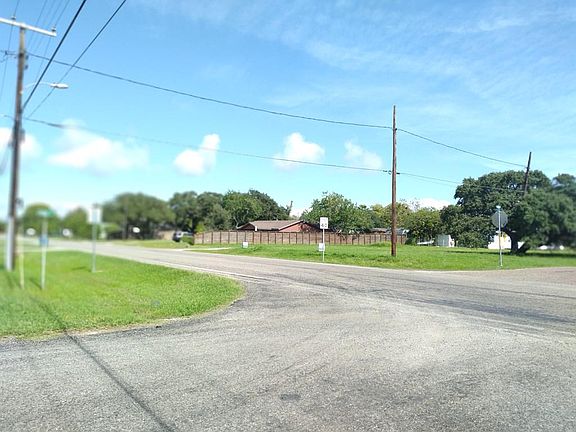 3rd image of 615 E Sabinal St
