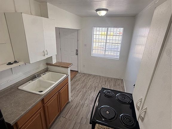 5th image of 708 Jackson Ave #D