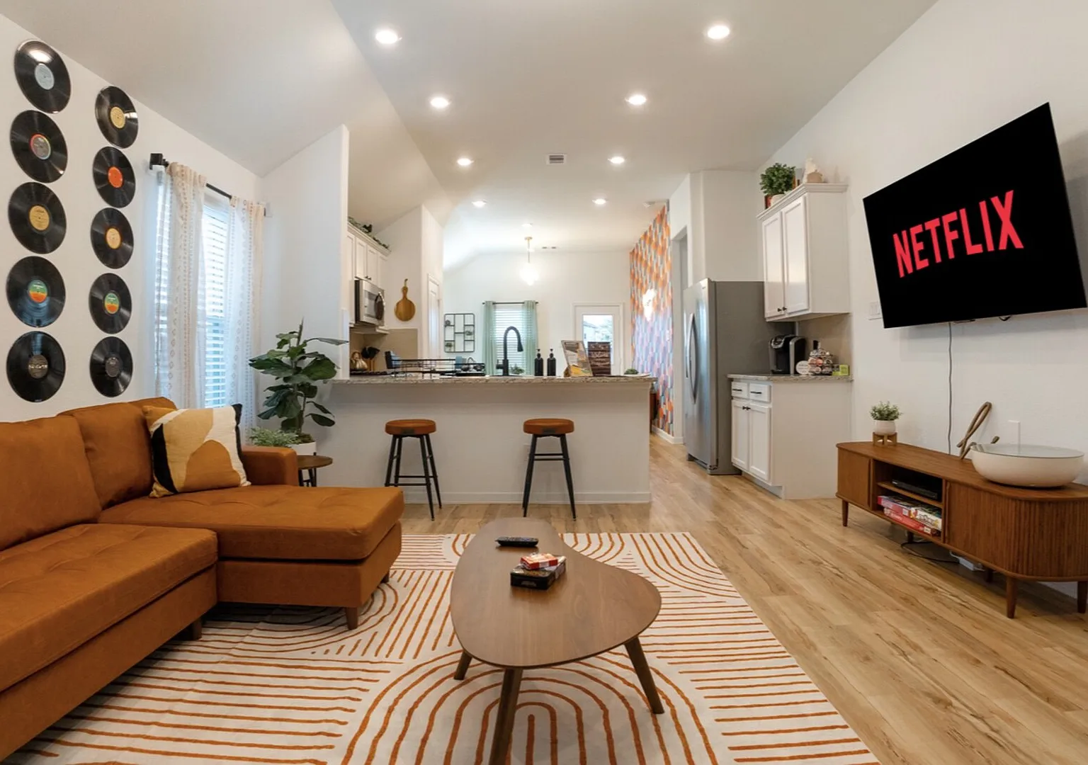 Charming Retro Retreat | Spa Pool | Arcade Room | Spacious — Photo 2