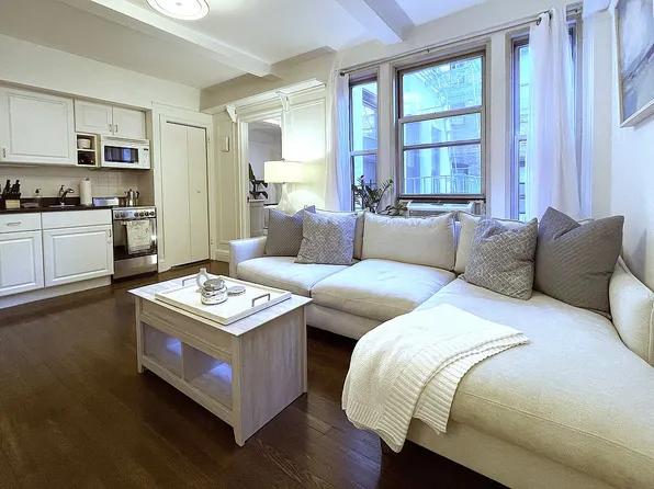 325 W 45th St APT 600, Manhattan, NY 10036