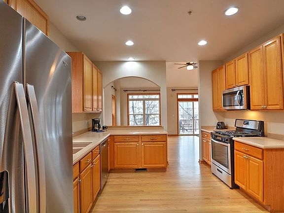 3rd image of 12 Lakebreeze Ct