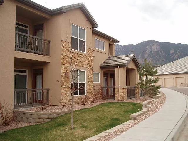 555 Cougar Bluff Point #101 — Photo 2