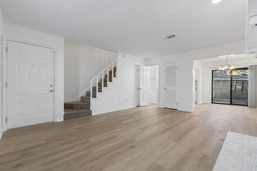 2 bed, 1.5 bath, 950 sqft, $1,595 — Photo 3