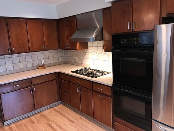 3rd image of 1704 W 54th Pl