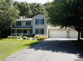 9742 Sunnywood Dr, Kalamazoo, MI 49009