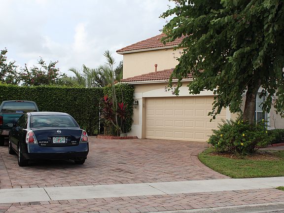 2 Garage 5+ Driveway Spots