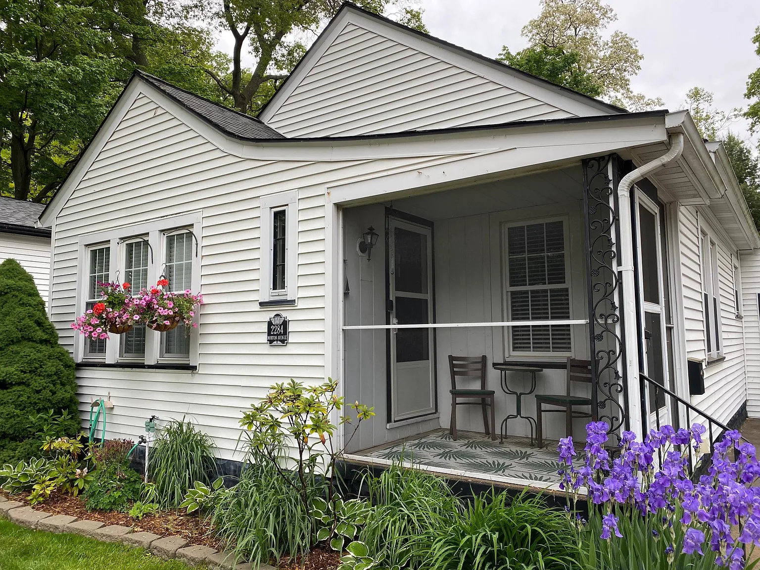2284 Morton Ave — Photo 1