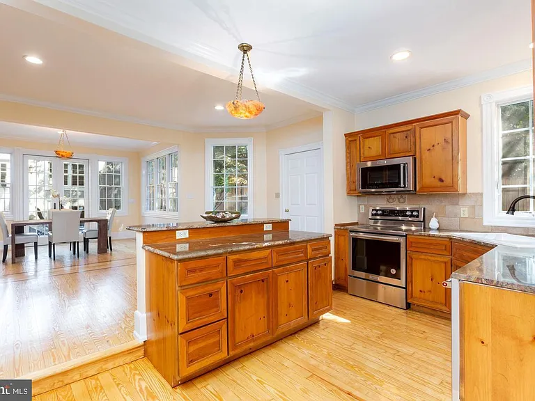 4457 Macarthur Blvd NW — Photo 9